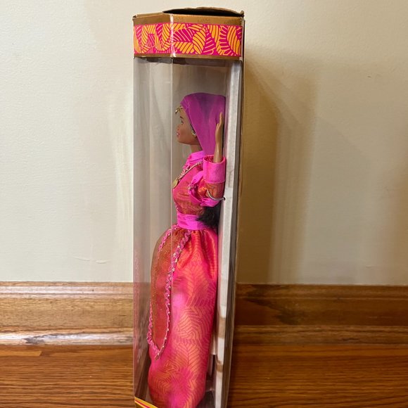 Moroccan Barbie Collector Edition # 21507 - Picture 4 of 8